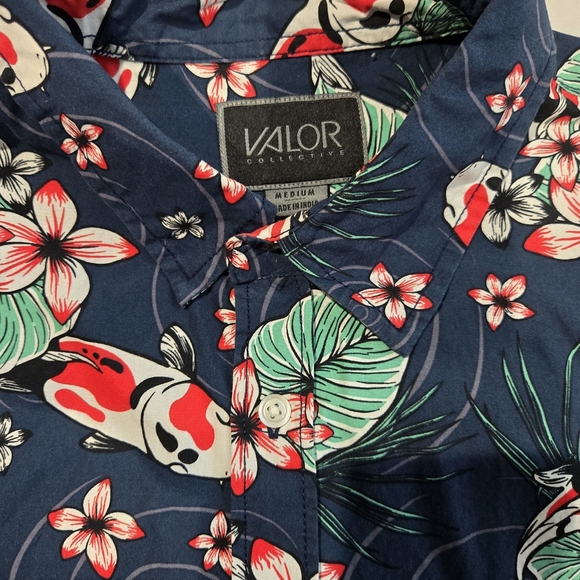 Valor Navy Blue Catfish Print Men's Shirt Size M Hawaiian Style - Picture 2 of 6